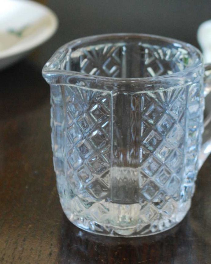 アンティーク 雑貨のガラス小物　アンティーク雑貨　ティータイムが楽しくなるアンティークプレスドグラスの可愛いミルクポット 。お茶の時間に欠かせないミルクピッチャーミルクティーが大好きな英国人が作ったガラスのミルクピッチャーは、たっぷりミルクが注げるようにサイズが大きめです。(pg-5767)