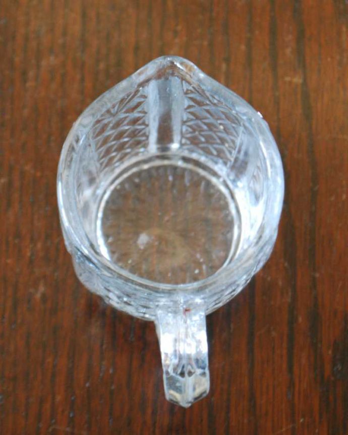 アンティーク 雑貨のガラス小物　アンティーク雑貨　ティータイムが楽しくなるアンティークプレスドグラスの可愛いミルクポット 。上から見るとこんな感じです。(pg-5767)