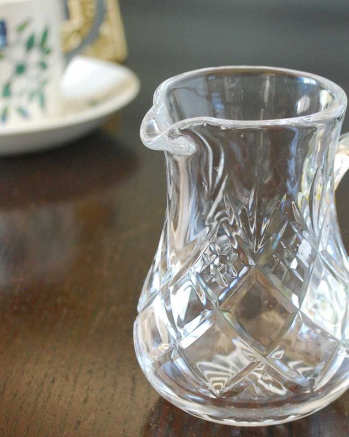 アンティーク 雑貨のガラス小物　アンティーク雑貨　小さくて可愛いアンティークプレスドグラスのミルクポット（ピッチャー）。お茶の時間に欠かせないミルクピッチャーミルクティーが大好きな英国人が作ったガラスのミルクピッチャーは、たっぷりミルクが注げるようにサイズが大きめです。(pg-5768)