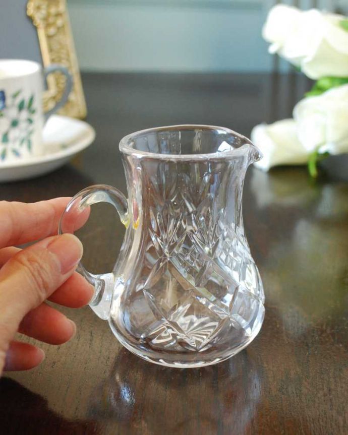 アンティーク 雑貨のガラス小物　アンティーク雑貨　小さくて可愛いアンティークプレスドグラスのミルクポット（ピッチャー）。持ち手もしっかり付いています昔と同じようにミルクを入れて使うのはもちろん使い方は自由自在。(pg-5768)