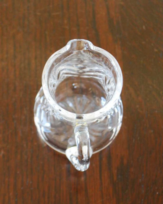 アンティーク 雑貨のガラス小物　アンティーク雑貨　小さくて可愛いアンティークプレスドグラスのミルクポット（ピッチャー）。上から見るとこんな感じです。(pg-5768)
