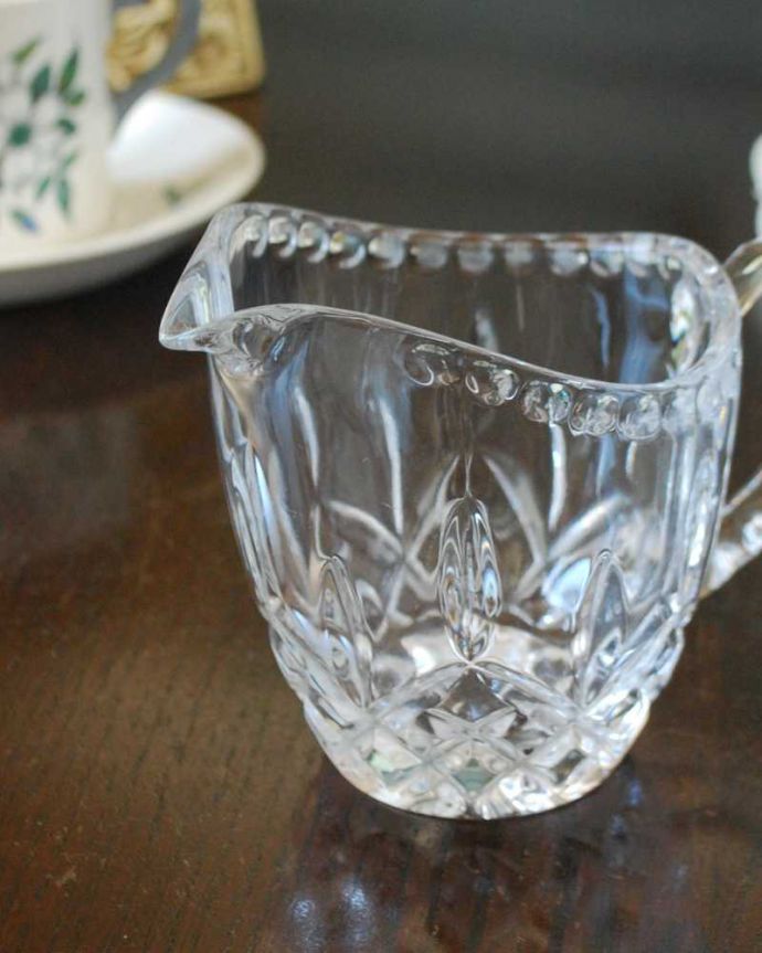 アンティーク 雑貨のガラス小物　アンティーク雑貨　縁から取っ手まできらきら輝くガラスのミルクポット、アンティークプレスドグラス。お茶の時間に欠かせないミルクピッチャーミルクティーが大好きな英国人が作ったガラスのミルクピッチャーは、たっぷりミルクが注げるようにサイズが大きめです。(pg-5769)