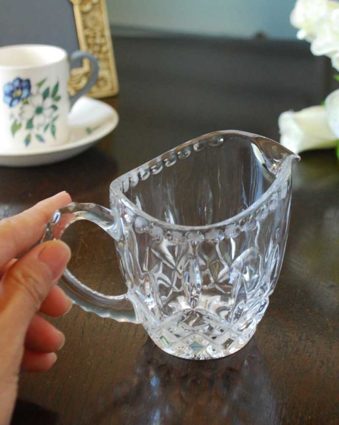 アンティーク 雑貨のガラス小物　アンティーク雑貨　縁から取っ手まできらきら輝くガラスのミルクポット、アンティークプレスドグラス。持ち手もしっかり付いています昔と同じようにミルクを入れて使うのはもちろん使い方は自由自在。(pg-5769)