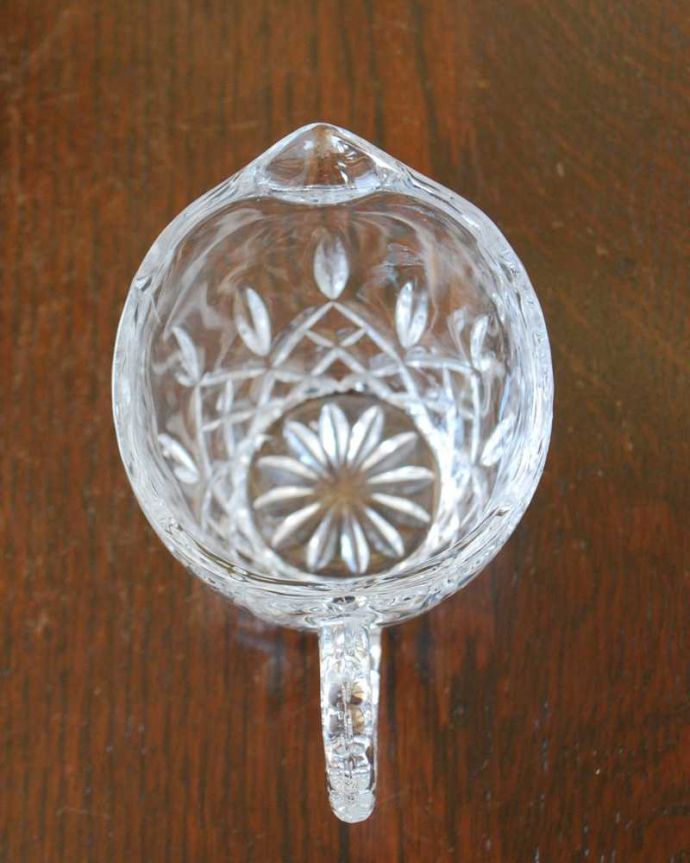 アンティーク 雑貨のガラス小物　アンティーク雑貨　縁から取っ手まできらきら輝くガラスのミルクポット、アンティークプレスドグラス。上から見るとこんな感じです。(pg-5769)
