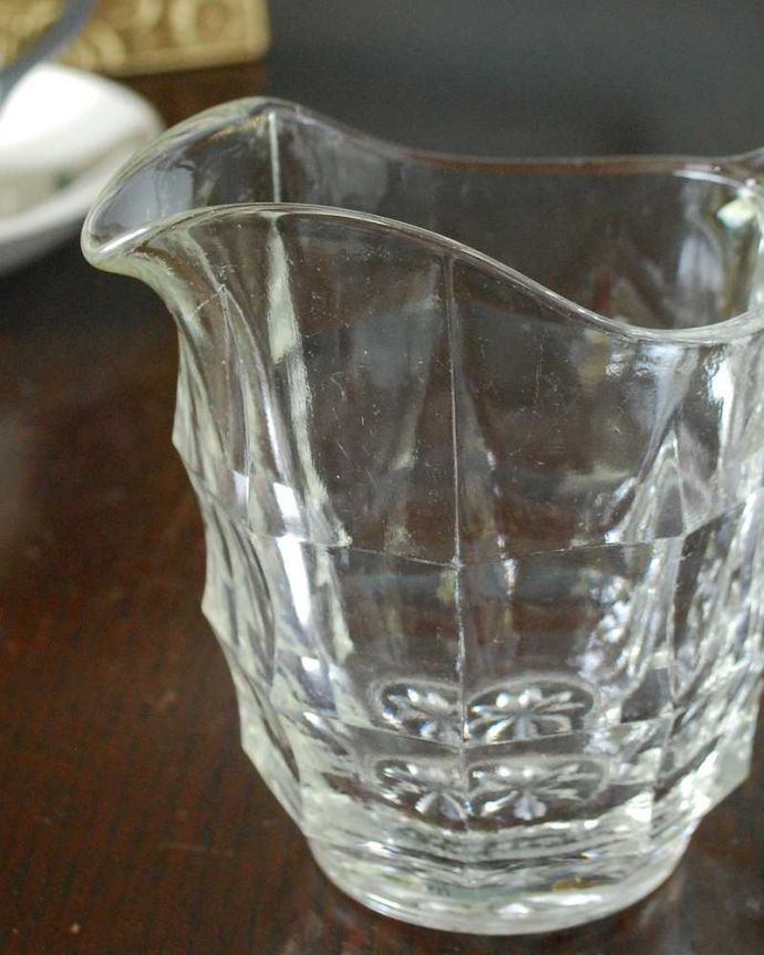 アンティーク 雑貨のガラス小物　アンティーク雑貨　アンティークのガラス雑貨、実用的に使えるガラスのミルクポット。お茶の時間に欠かせないミルクピッチャーミルクティーが大好きな英国人が作ったガラスのミルクピッチャーは、たっぷりミルクが注げるようにサイズが大きめです。(pg-5770)