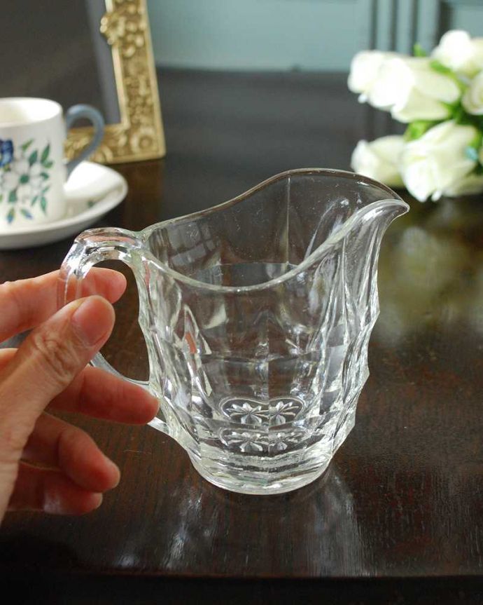 アンティーク 雑貨のガラス小物　アンティーク雑貨　アンティークのガラス雑貨、実用的に使えるガラスのミルクポット。持ち手もしっかり付いています昔と同じようにミルクを入れて使うのはもちろん使い方は自由自在。(pg-5770)
