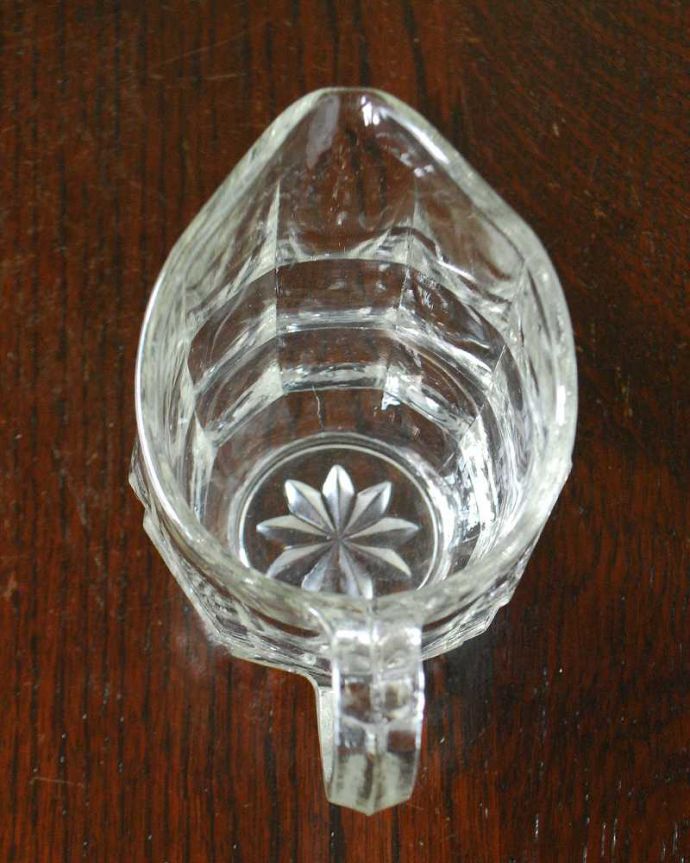 アンティーク 雑貨のガラス小物　アンティーク雑貨　アンティークのガラス雑貨、実用的に使えるガラスのミルクポット。上から見るとこんな感じです。(pg-5770)