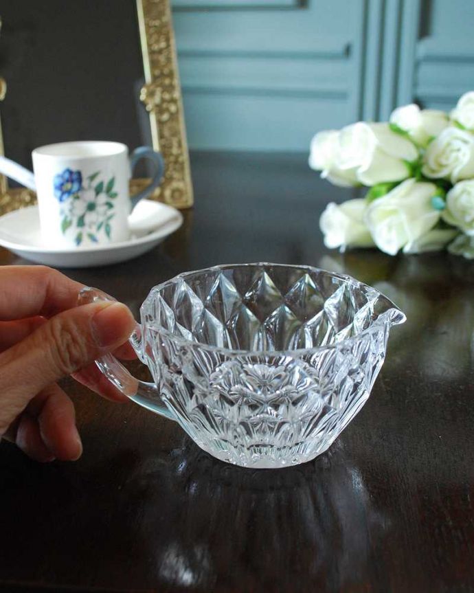 アンティーク 雑貨のガラス小物　アンティーク雑貨　お花が可愛い持ち手付きの可愛いミルクポット（アンティークプレスドグラス）。持ち手もしっかり付いています昔と同じようにミルクを入れて使うのはもちろん使い方は自由自在。(pg-5771)