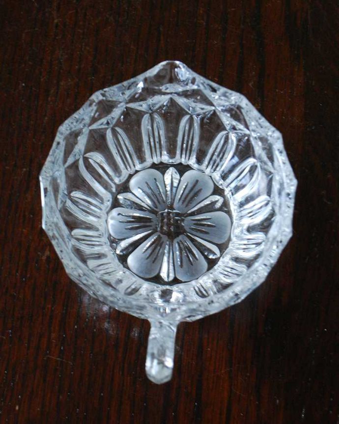 アンティーク 雑貨のガラス小物　アンティーク雑貨　お花が可愛い持ち手付きの可愛いミルクポット（アンティークプレスドグラス）。上から見るとこんな感じです。(pg-5771)