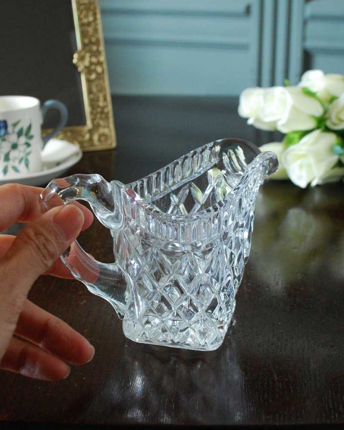 アンティーク 雑貨のガラス小物　アンティーク雑貨　ダイヤカットが煌めくアンティークプレスドグラス、ミルクポット。持ち手もしっかり付いています昔と同じようにミルクを入れて使うのはもちろん使い方は自由自在。(pg-5772)