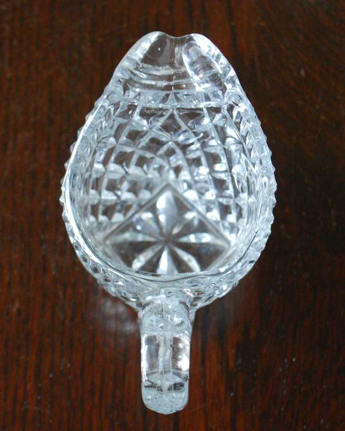 アンティーク 雑貨のガラス小物　アンティーク雑貨　ダイヤカットが煌めくアンティークプレスドグラス、ミルクポット。上から見るとこんな感じです。(pg-5772)