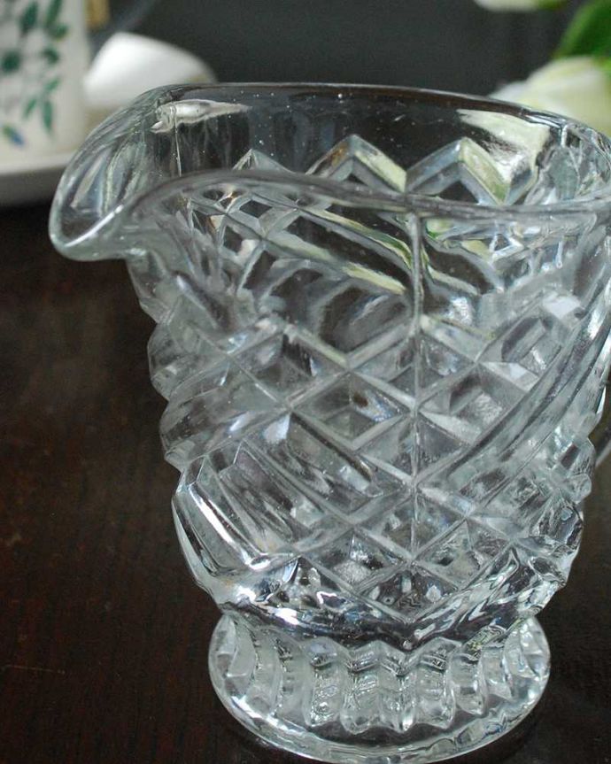 アンティーク 雑貨のガラス小物　アンティーク雑貨　ダイヤ型の装飾が施されたキラキラ輝くアンティークプレスドグラスのガラスピッチャー。お茶の時間に欠かせないミルクピッチャーミルクティーが大好きな英国人が作ったガラスのミルクピッチャーは、たっぷりミルクが注げるようにサイズが大きめです。(pg-5773)