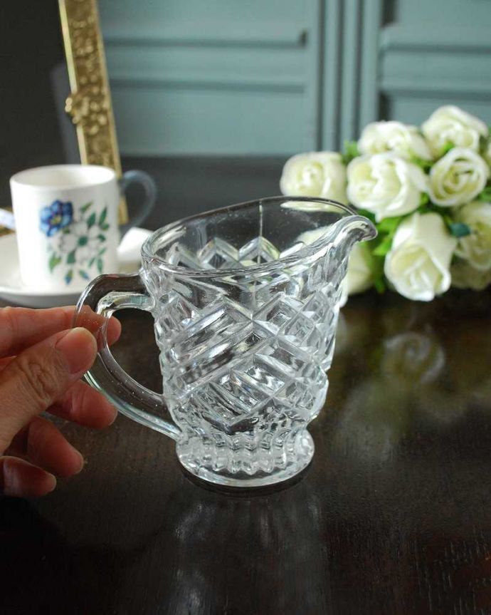 アンティーク 雑貨のガラス小物　アンティーク雑貨　ダイヤ型の装飾が施されたキラキラ輝くアンティークプレスドグラスのガラスピッチャー。持ち手もしっかり付いています昔と同じようにミルクを入れて使うのはもちろん使い方は自由自在。(pg-5773)