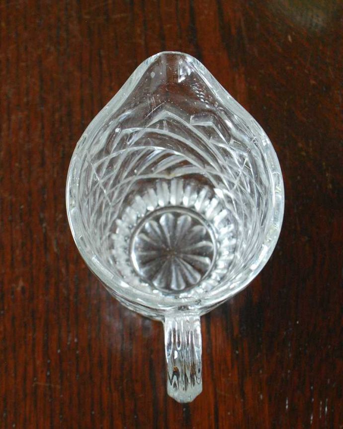 アンティーク 雑貨のガラス小物　アンティーク雑貨　ダイヤ型の装飾が施されたキラキラ輝くアンティークプレスドグラスのガラスピッチャー。上から見るとこんな感じです。(pg-5773)