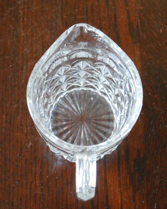 アンティーク 雑貨のガラス小物　アンティーク雑貨　アンティーク プレスドグラス 、ティータイムが楽しくなる輝くミルクポット。上から見るとこんな感じです。(pg-5774)
