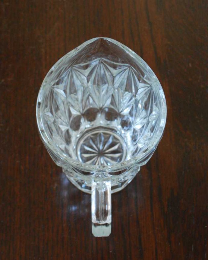 アンティーク 雑貨のガラス小物　アンティーク雑貨　ティータイムの時間が楽しくなる、アンティークプレスドグラスのミルクポット。上から見るとこんな感じです。(pg-5776)