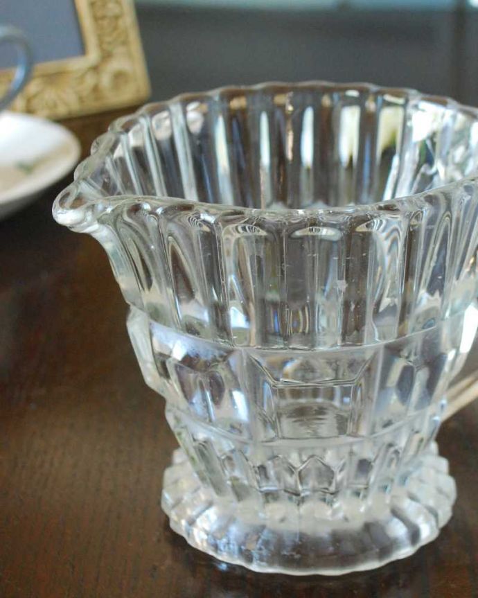 アンティーク 雑貨のガラス小物　アンティーク雑貨　ワンランク上の食卓を演出する、アンティークプレスドグラスのピッチャー(ミルクポット) 。お茶の時間に欠かせないミルクピッチャーミルクティーが大好きな英国人が作ったガラスのミルクピッチャーは、たっぷりミルクが注げるようにサイズが大きめです。(pg-5779)