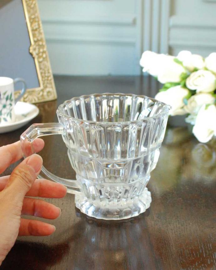 アンティーク 雑貨のガラス小物　アンティーク雑貨　ワンランク上の食卓を演出する、アンティークプレスドグラスのピッチャー(ミルクポット) 。持ち手もしっかり付いています昔と同じようにミルクを入れて使うのはもちろん使い方は自由自在。(pg-5779)