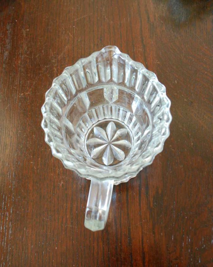 アンティーク 雑貨のガラス小物　アンティーク雑貨　ワンランク上の食卓を演出する、アンティークプレスドグラスのピッチャー(ミルクポット) 。上から見るとこんな感じです。(pg-5779)