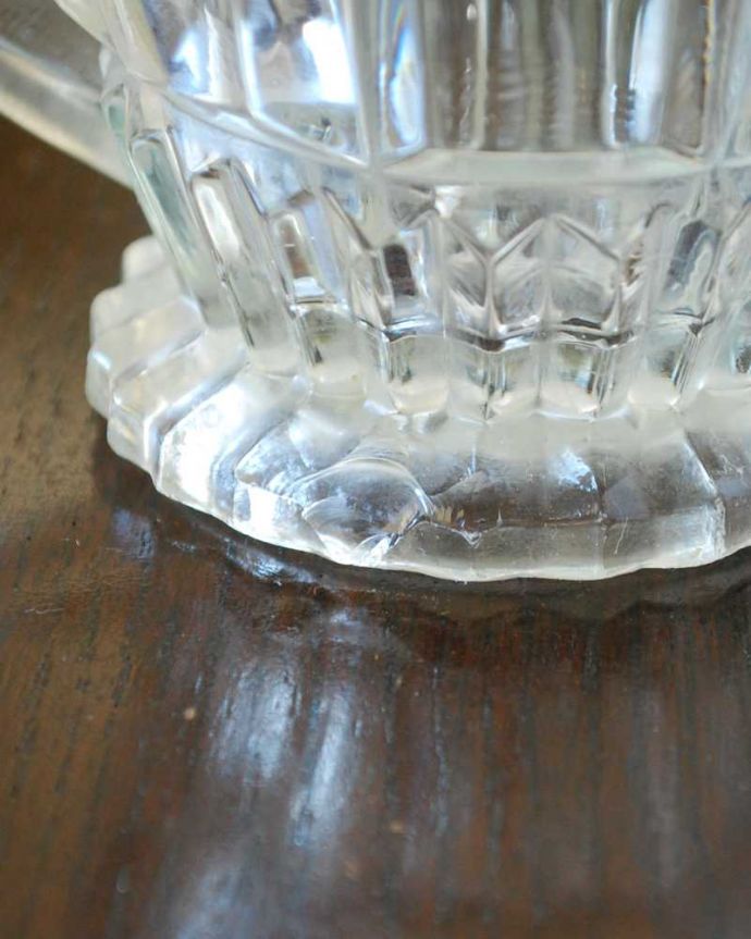 アンティーク 雑貨のガラス小物　アンティーク雑貨　ワンランク上の食卓を演出する、アンティークプレスドグラスのピッチャー(ミルクポット) 。カケがあるのでSALE価格ですカケがありました。(pg-5779)