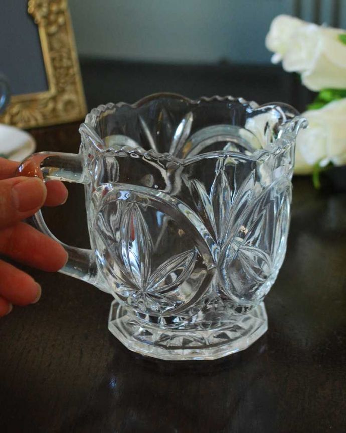 アンティーク 雑貨のガラス小物　アンティーク雑貨　華やかなデザインのアンティークガラスのミルクポット（プレスドグラス ）。持ち手もしっかり付いています昔と同じようにミルクを入れて使うのはもちろん使い方は自由自在。(pg-5780)