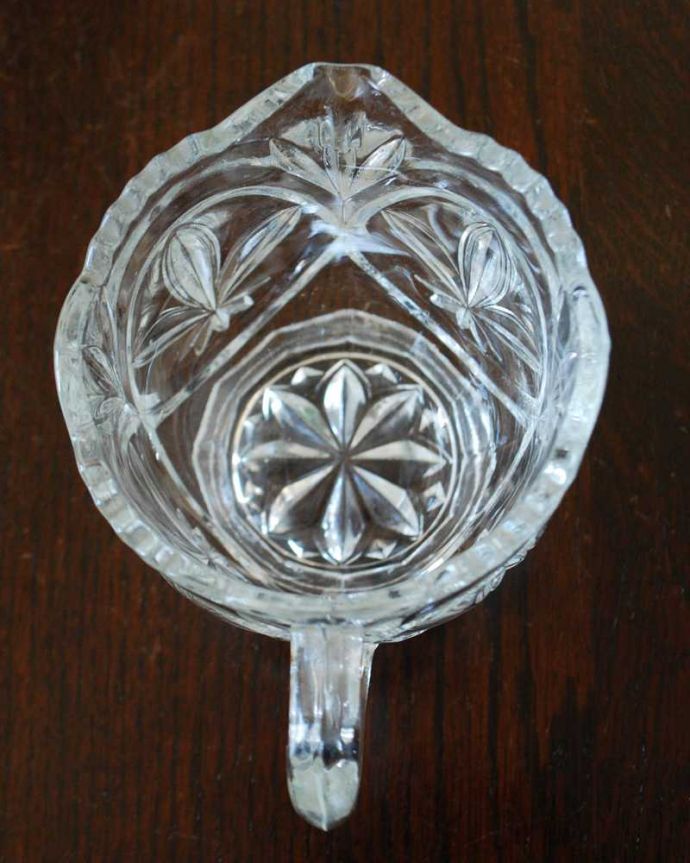 アンティーク 雑貨のガラス小物　アンティーク雑貨　華やかなデザインのアンティークガラスのミルクポット（プレスドグラス ）。上から見るとこんな感じです。(pg-5780)