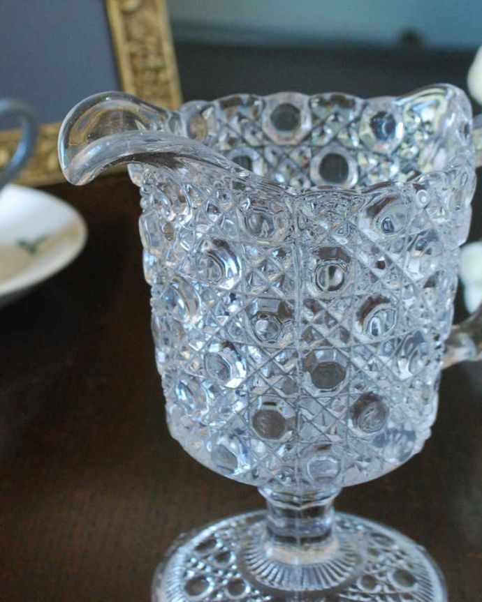 アンティーク 雑貨のガラス小物　アンティーク雑貨　水玉模様が可愛いアンティークガラスのミルクポット（ プレスドグラス）。お茶の時間に欠かせないミルクピッチャーミルクティーが大好きな英国人が作ったガラスのミルクピッチャーは、たっぷりミルクが注げるようにサイズが大きめです。(pg-5781)