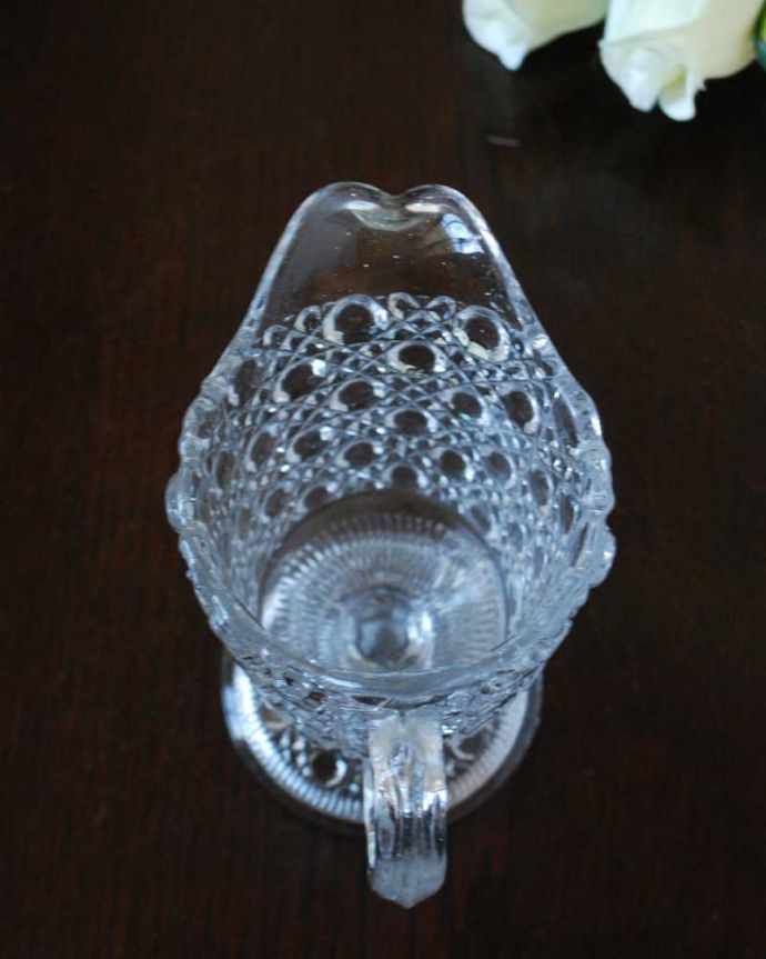 アンティーク 雑貨のガラス小物　アンティーク雑貨　水玉模様が可愛いアンティークガラスのミルクポット（ プレスドグラス）。上から見るとこんな感じです。(pg-5781)
