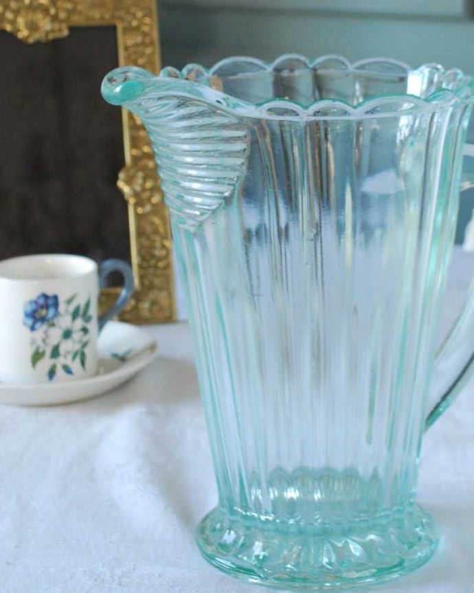 アンティーク 雑貨のガラス小物　アンティーク雑貨　爽やかなアクアブルーが美しいアンティークプレスドグラス（ウォータージャグ）。英国の家庭には必ずあるウォータージャグアルコールを飲まない人のためにテーブルの中央にお水を置いて置かれていたウォータージャグ。(pg-5785)
