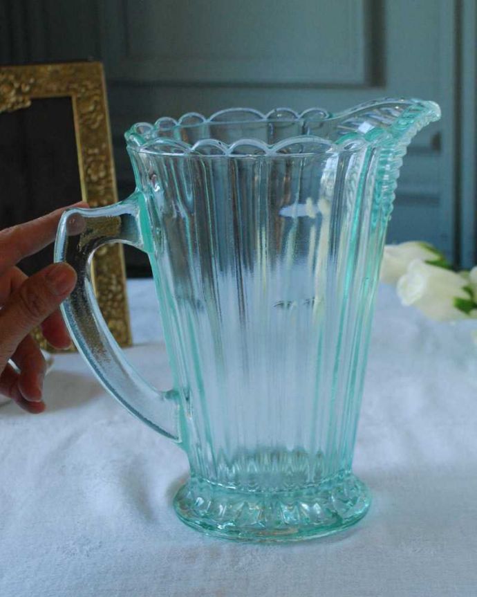 アンティーク 雑貨のガラス小物　アンティーク雑貨　爽やかなアクアブルーが美しいアンティークプレスドグラス（ウォータージャグ）。いろんな使い方が出来ます飲み物を入れるのはもちろんフラワーベースとしても使いやすい便利なサイズです。(pg-5785)