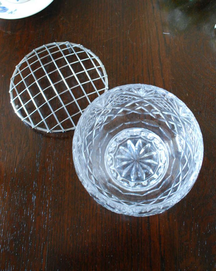 アンティーク 雑貨のガラス小物　アンティーク雑貨　花留め付きのコロンとしたシルエットも可愛いフラワーベース、アンティークプレスドグラス。上から見ると蓋は取り外しが出来るから取り扱いもラクです。(pg-5786)