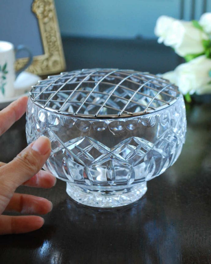 アンティーク 雑貨のガラス小物　アンティーク雑貨　花留め付きの美しいフラワーベース（ガラスボウル）アンティークプレスドグラス。挿すだけで簡単アレンジメントお花を切って挿すだけで、あっという間に素敵なアレンジメントが出来上がります。(pg-5787)