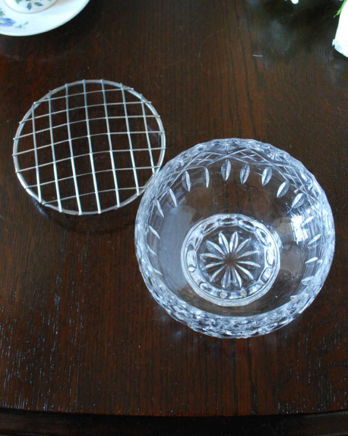 アンティーク 雑貨のガラス小物　アンティーク雑貨　花留め付きの美しいフラワーベース（ガラスボウル）アンティークプレスドグラス。上から見ると蓋は取り外しが出来るから取り扱いもラクです。(pg-5787)