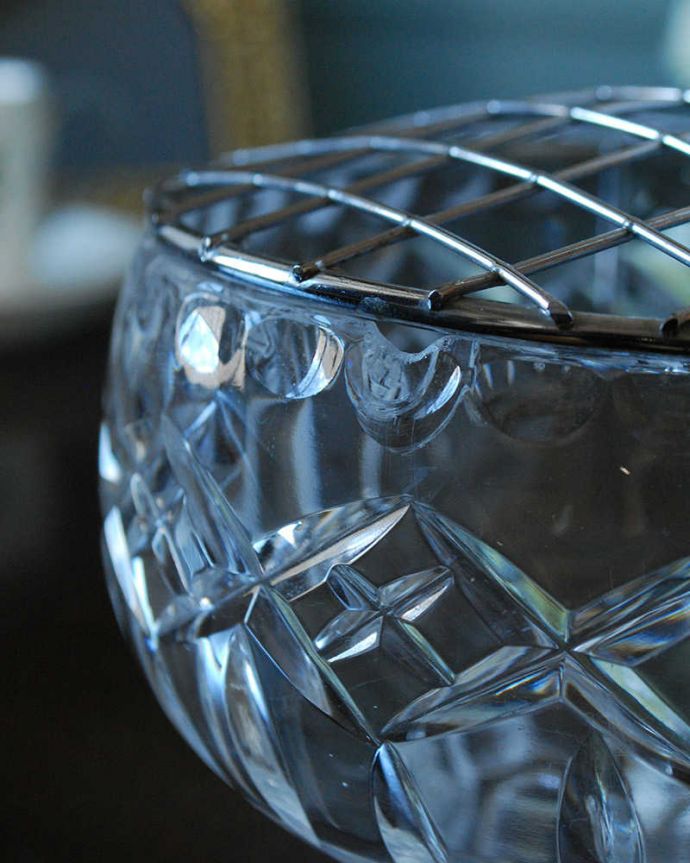 アンティーク 雑貨のガラス小物　アンティーク雑貨　花留め付きの美しいフラワーベース（ガラスボウル）アンティークプレスドグラス。カケがあるのでSALE価格ですカケがありました。(pg-5787)