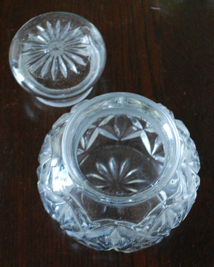 アンティーク 雑貨のガラス小物　アンティーク雑貨　コロンと可愛いガラスケース、アンティークプレスドグラス(ピクルスジャー) 。中身を見るとこんな感じコンディションのいいものだけを選んできたので、仕様上問題はありません。(pg-5790)