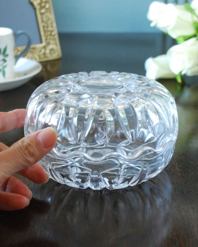 アンティーク雑貨 2通りに使える可愛くて便利なガラスのパフケース、アンティークプレスドグラス。ふたを開ける度にワクワク･･･キラキラ輝くガラスの器は、どんな場所に置いても光りに反射してキレイに輝きます。(pg-5797)