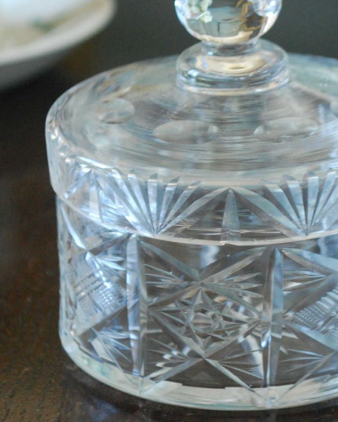 アンティーク 雑貨のガラス小物　アンティーク雑貨　フタ付きのアンティークガラスケース、筒形のプレスドグラス（小物入れ）。ドレッシングセットに欠かせなかった女性のための器もともとはドレッシングチェストの上に置いて、コットンやパフなどを収納するために作られたプレスドグラスです。(pg-5800)