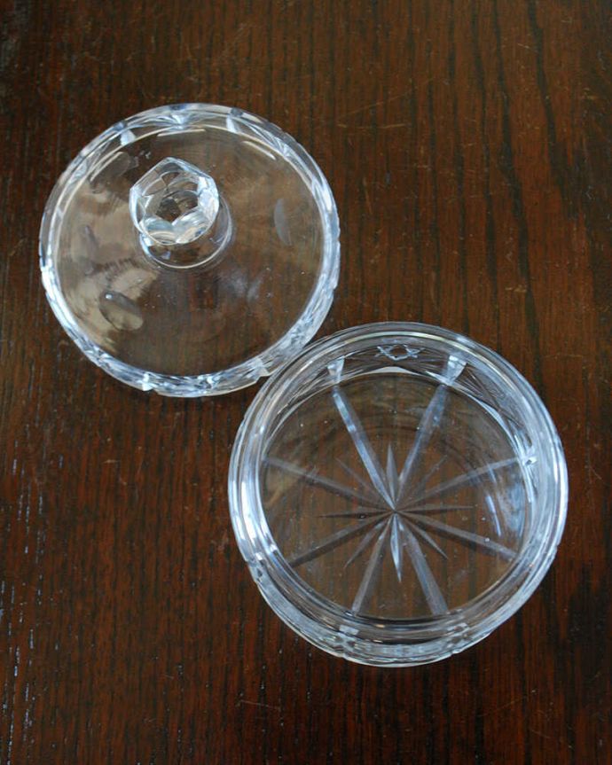 アンティーク 雑貨のガラス小物　アンティーク雑貨　フタ付きのアンティークガラスケース、筒形のプレスドグラス（小物入れ）。上から見ると･･･新品ではないので多少のキズや欠けはありますが、使用上問題のないものだけを選んできましたのでご了承下さい。(pg-5800)