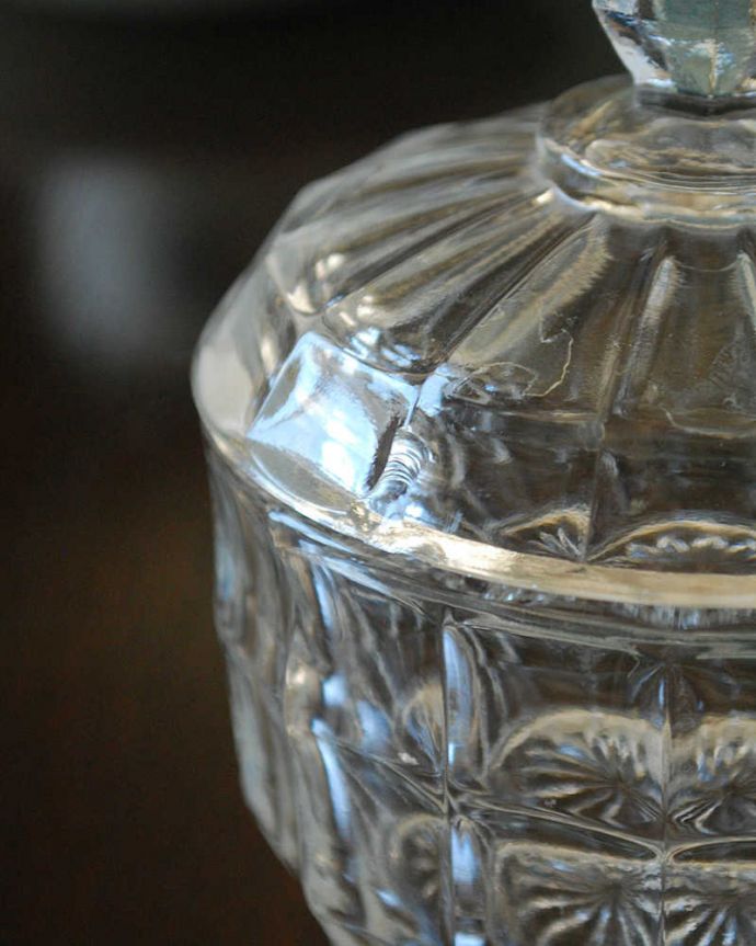 アンティーク 雑貨のガラス小物　アンティーク雑貨　小さな蓋付きガラスケース、アンティークプレスドグラス（パフボール）。カケがあるのでSALE価格ですカケがありました。(pg-5801)