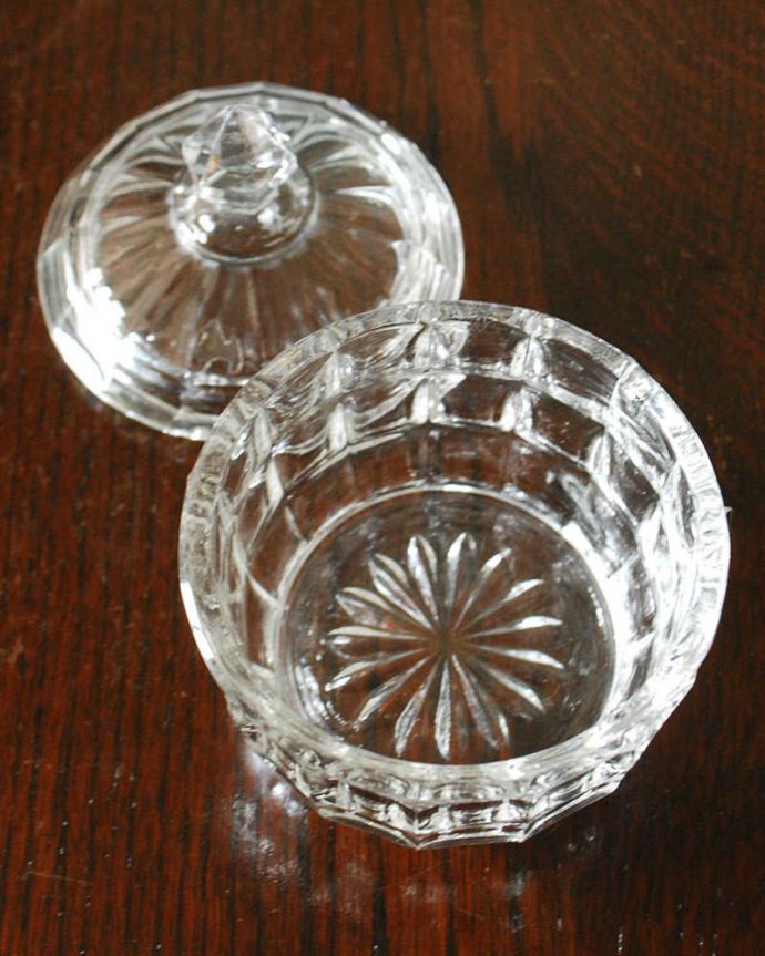 アンティーク 雑貨のガラス小物　アンティーク雑貨　小さな蓋付きガラスケース、アンティークプレスドグラス（パフボール）。上から見ると･･･新品ではないので多少のキズや欠けはありますが、使用上問題のないものだけを選んできましたのでご了承下さい。(pg-5801)