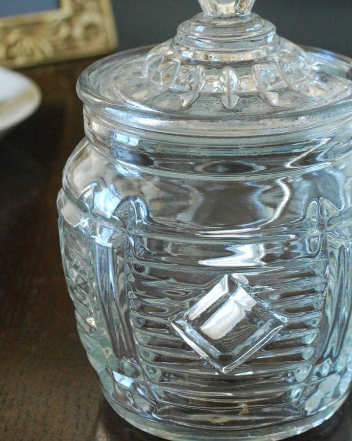 アンティーク 雑貨のガラス小物　アンティーク雑貨　ティータイムが優雅な時間になる、スプーン付きのアンティークプレスドグラスのシュガーポット。アフタヌーンティーをより楽しむ器英国の人にとって大切なアフタヌーンティー。(pg-5802)