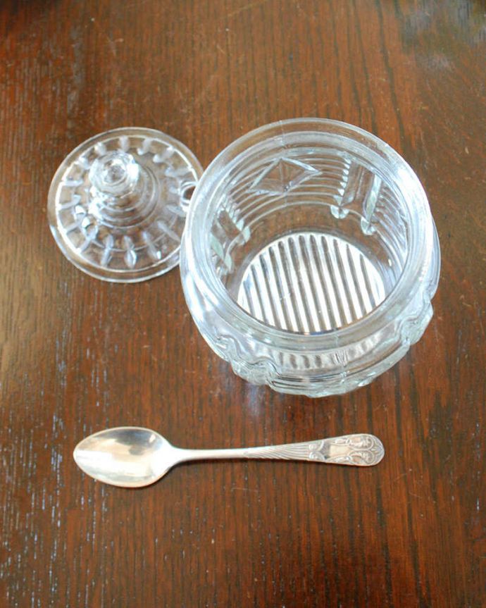 アンティーク 雑貨のガラス小物　アンティーク雑貨　ティータイムが優雅な時間になる、スプーン付きのアンティークプレスドグラスのシュガーポット。ふたをとって中をのぞいてみると･･･ふたにはスプーン用の切込みが。(pg-5802)