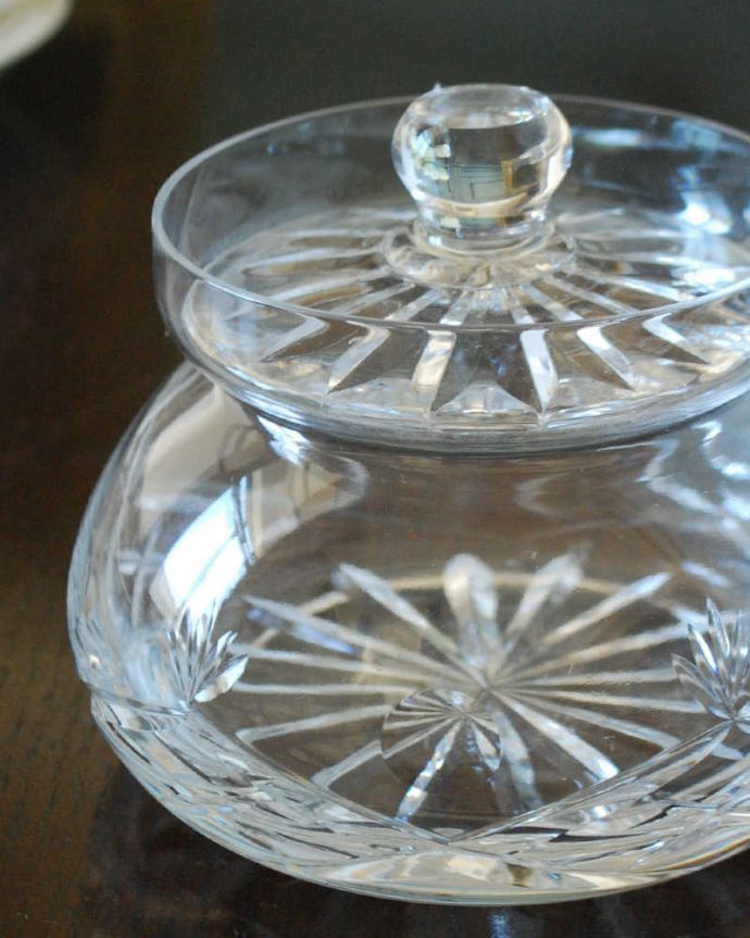 アンティーク 雑貨のガラス小物　アンティーク雑貨　ティータイムに華を添えるアンティークプレスドグラス、シュガーポット。アフタヌーンティーをより楽しむ器英国の人にとって大切なアフタヌーンティー。(pg-5803)