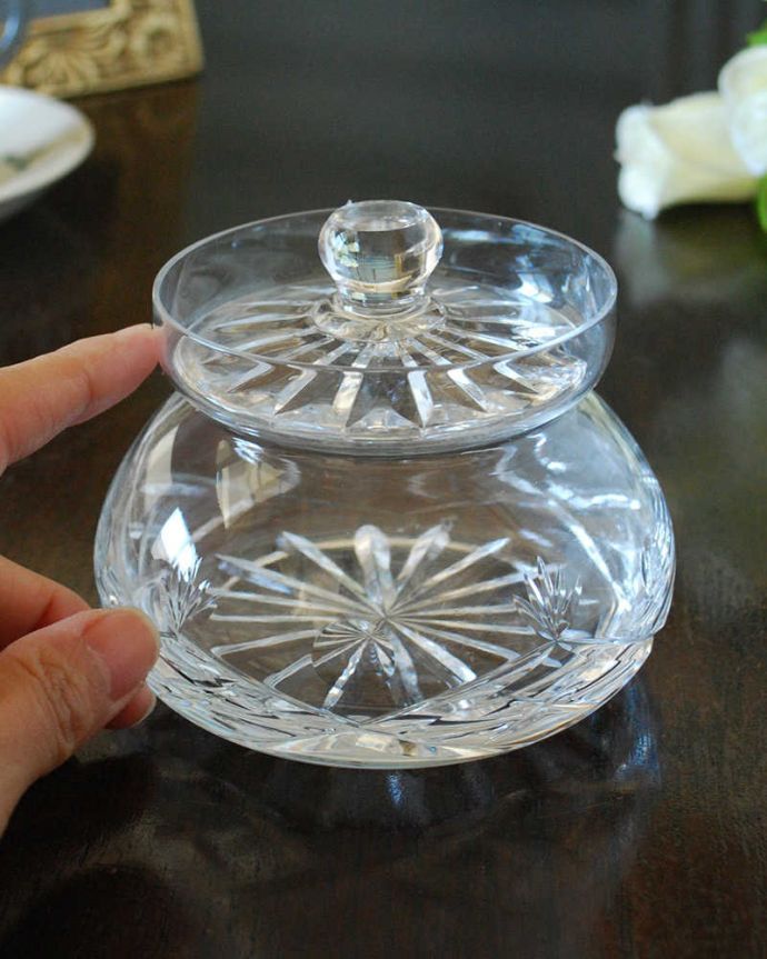 アンティーク 雑貨のガラス小物　アンティーク雑貨　ティータイムに華を添えるアンティークプレスドグラス、シュガーポット。ふたを開ける度にワクワク置いておくだけで絵になる可愛らしさ。(pg-5803)