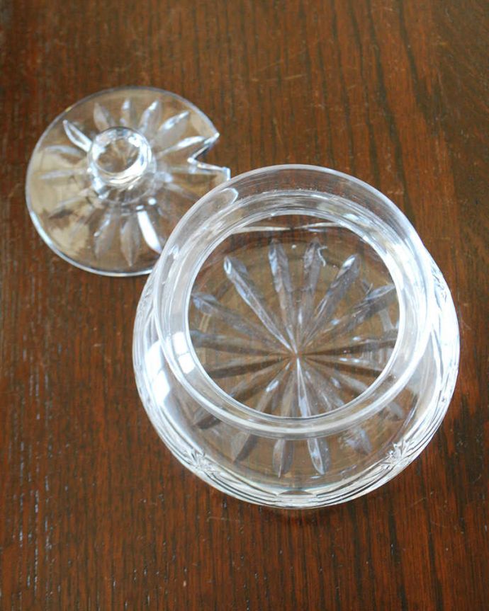 アンティーク 雑貨のガラス小物　アンティーク雑貨　ティータイムに華を添えるアンティークプレスドグラス、シュガーポット。ふたをとって中をのぞいてみると･･･アンティークのため、多少の欠け・傷がある場合がありますが、使用上問題はありませんので、ご了承下さい。(pg-5803)