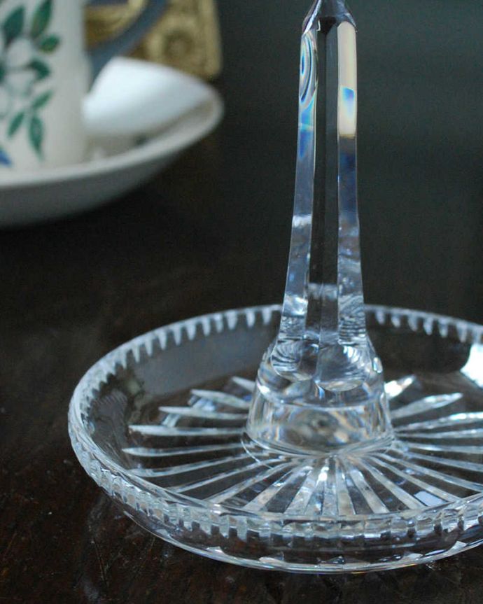 アンティーク 雑貨のガラス小物　アンティーク雑貨　高級感のある輝くアンティークプレスドグラスのリングスタンド。大切な指輪のために作られた場所真ん中に指輪を通して使われていたリングスタンド。(pg-5807)