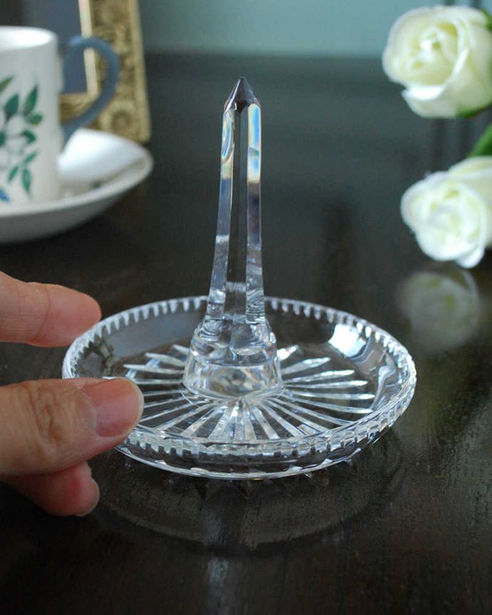アンティーク 雑貨のガラス小物　アンティーク雑貨　高級感のある輝くアンティークプレスドグラスのリングスタンド。お気に入りのアクセサリーと一緒に真ん中に指輪を挿して周りにはピアスやネックレスを。(pg-5807)