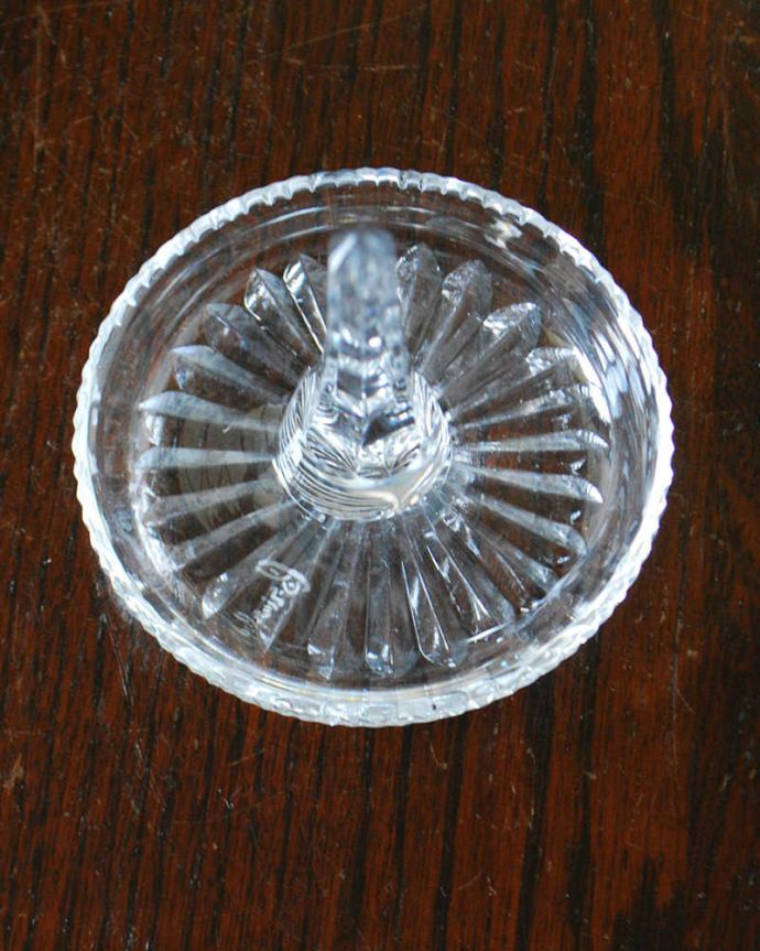 アンティーク 雑貨のガラス小物　アンティーク雑貨　高級感のある輝くアンティークプレスドグラスのリングスタンド。上から見るとこんな感じですアンティークなので多少のキズ・欠けがある場合がありますが、使用上問題ありませんので予めご了承下さい。(pg-5807)