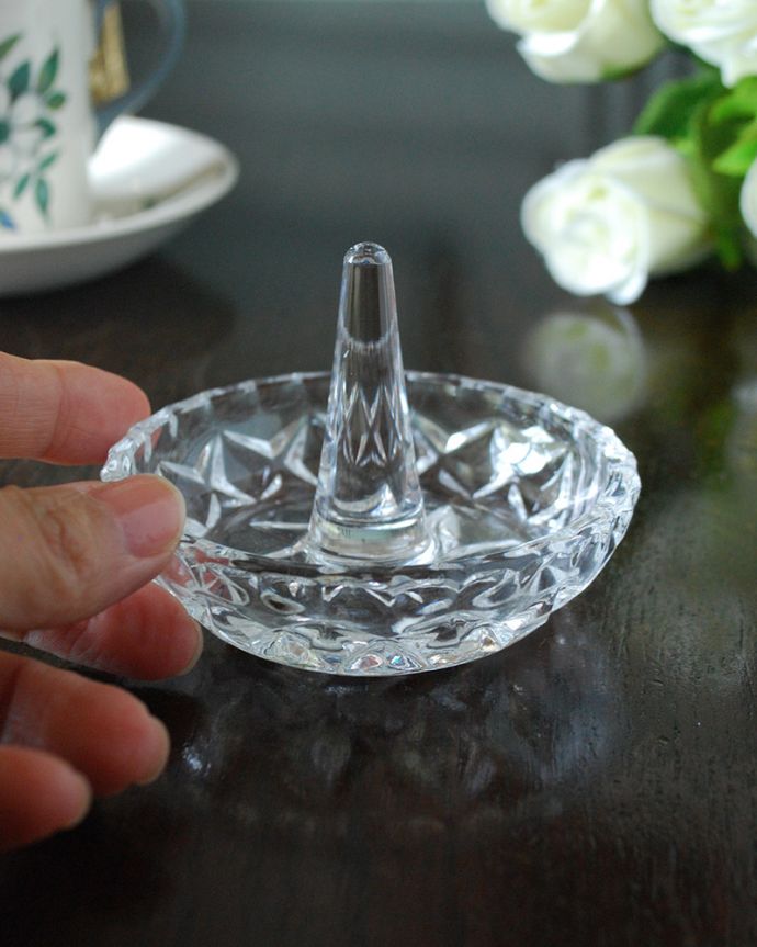 アンティーク 雑貨のガラス小物　アンティーク雑貨　英国アンティークガラス雑貨、ガラスの輝くリングスタンド（プレスドグラス） 。お気に入りのアクセサリーと一緒に真ん中に指輪を挿して周りにはピアスやネックレスを。(pg-5808)
