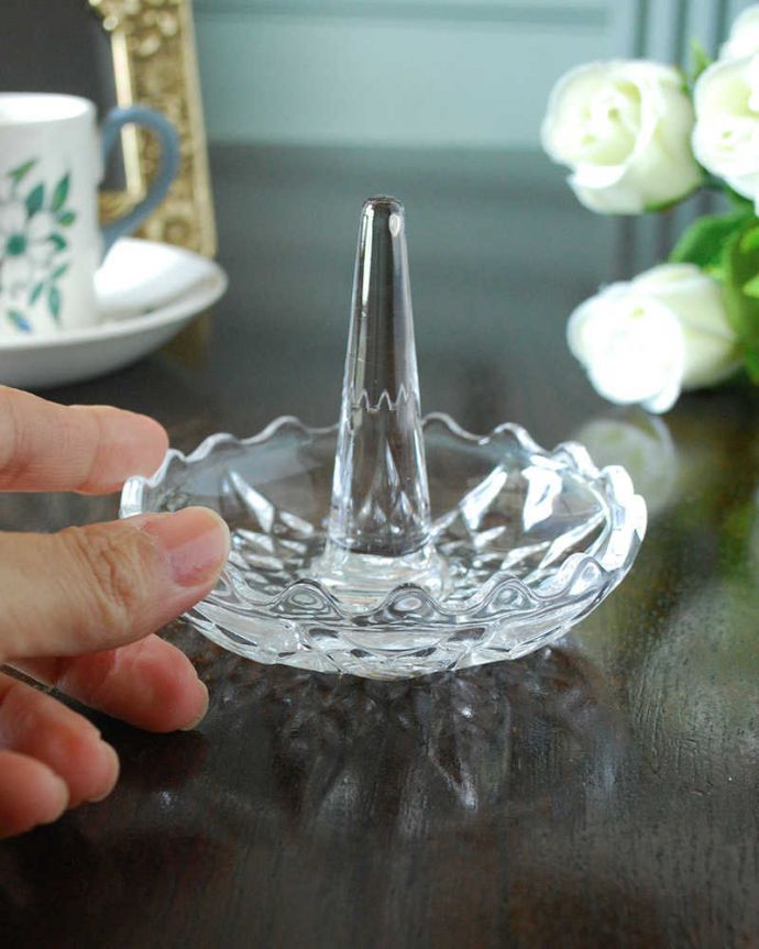 アンティーク 雑貨のガラス小物　アンティーク雑貨　イギリスで見つけたアンティークプレスドグラスのリングスタンド。お気に入りのアクセサリーと一緒に真ん中に指輪を挿して周りにはピアスやネックレスを。(pg-5809)
